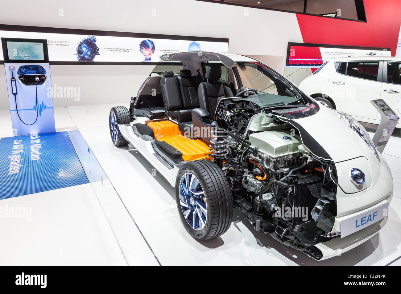 Sezione trasversale della Nissan Leaf auto elettrica presso la IAA International Motor Show Foto Stock