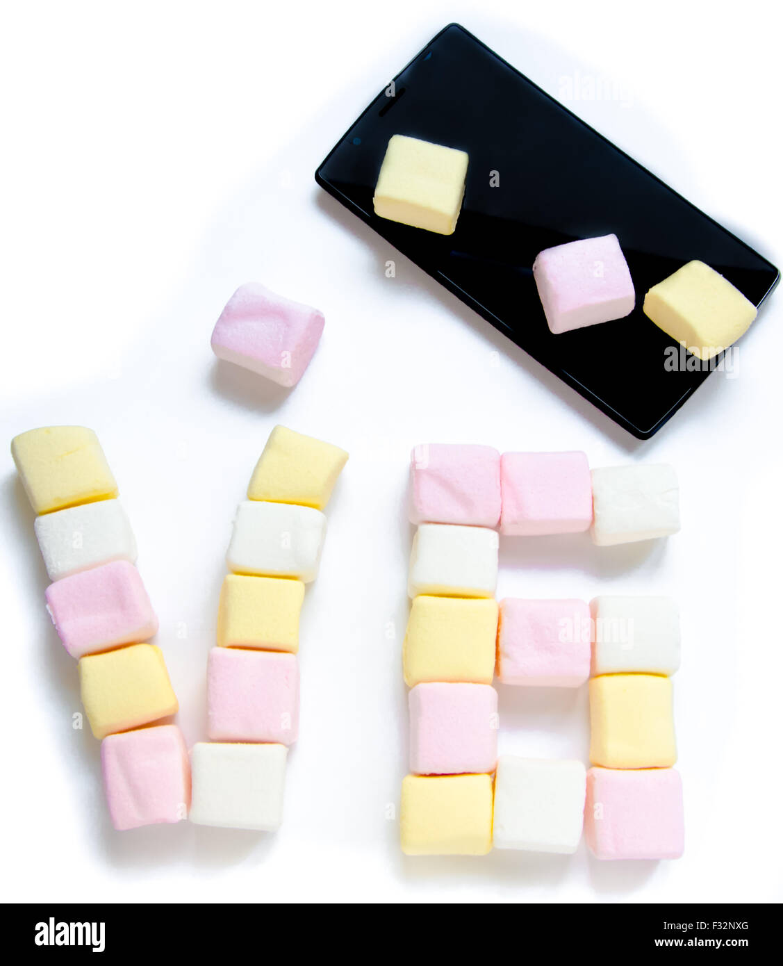 Telefono cellulare con colorato marshmallows caramelle Foto Stock