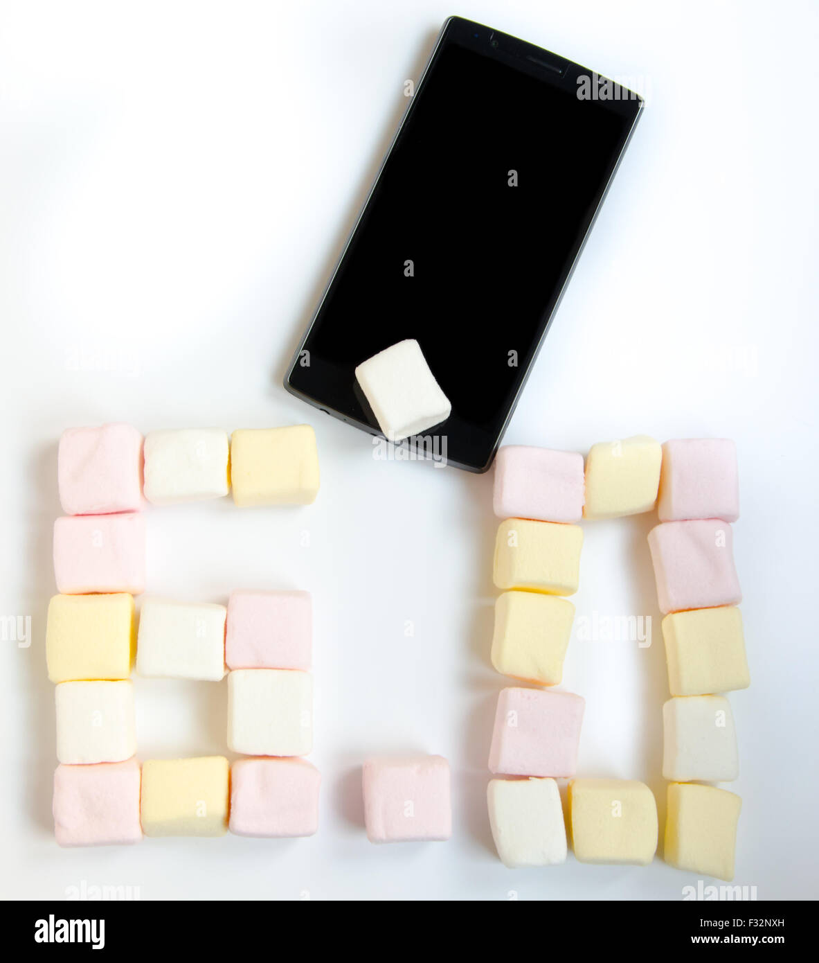 Telefono cellulare con colorato marshmallows caramelle Foto Stock