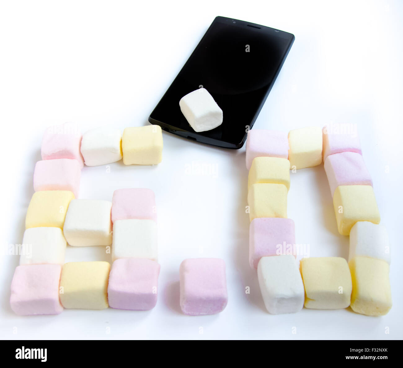 Telefono cellulare con colorato marshmallows caramelle Foto Stock