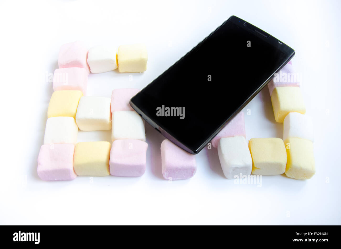 Telefono cellulare con colorato marshmallows caramelle Foto Stock