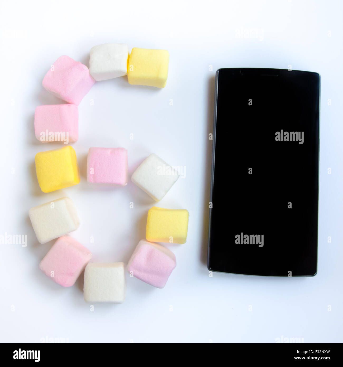 Telefono cellulare con colorato marshmallows caramelle Foto Stock