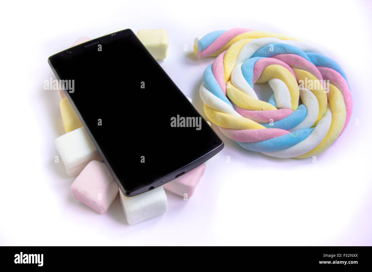 Telefono cellulare con colorato marshmallows caramelle Foto Stock