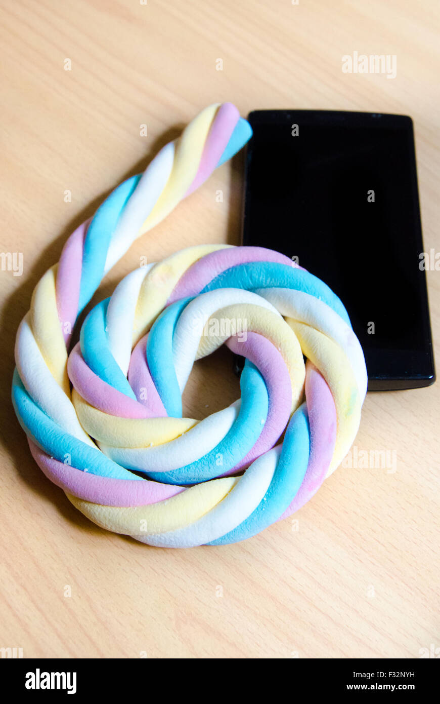 Telefono cellulare con colorato marshmallows caramelle Foto Stock