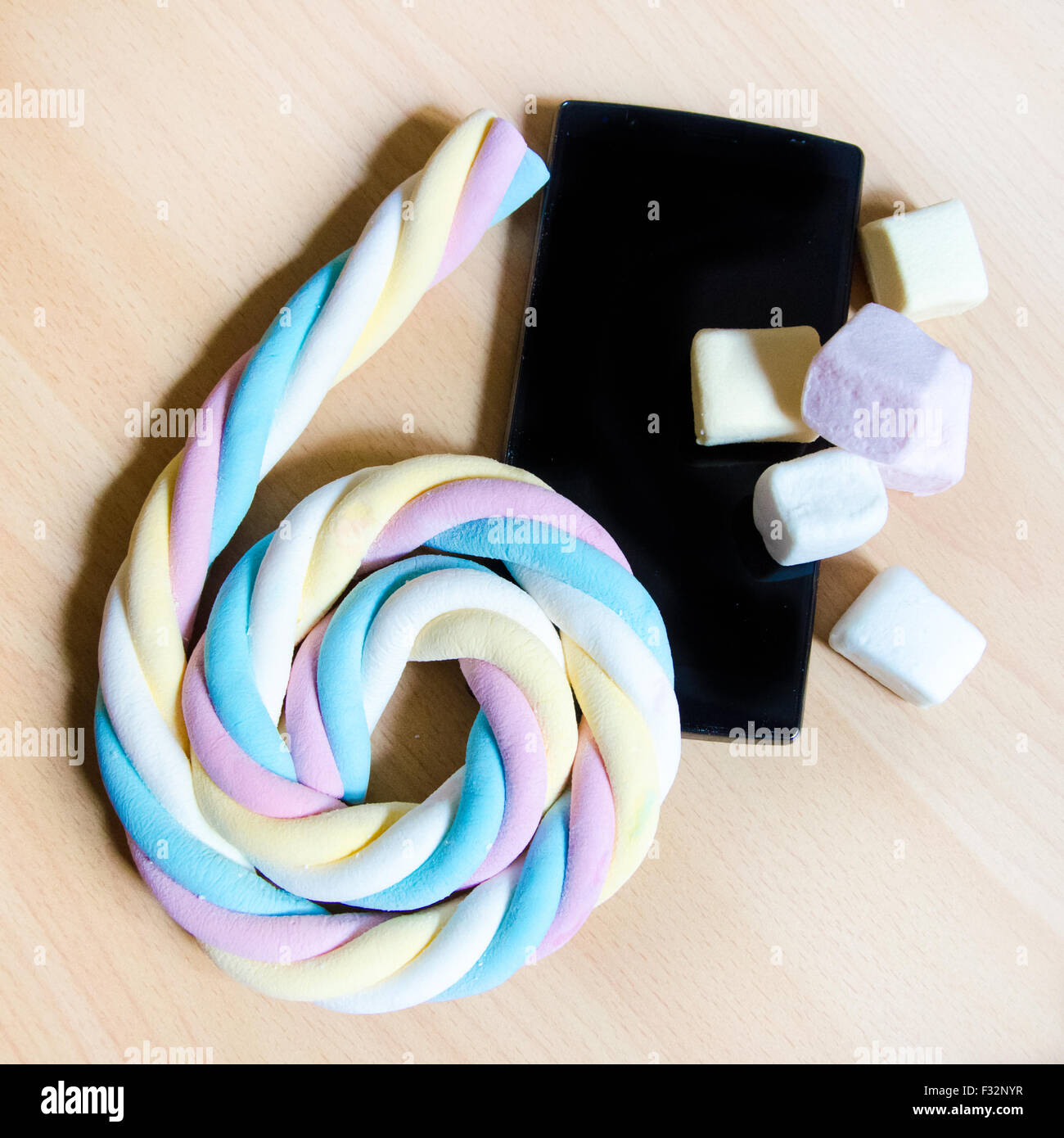 Telefono cellulare con colorato marshmallows caramelle Foto Stock