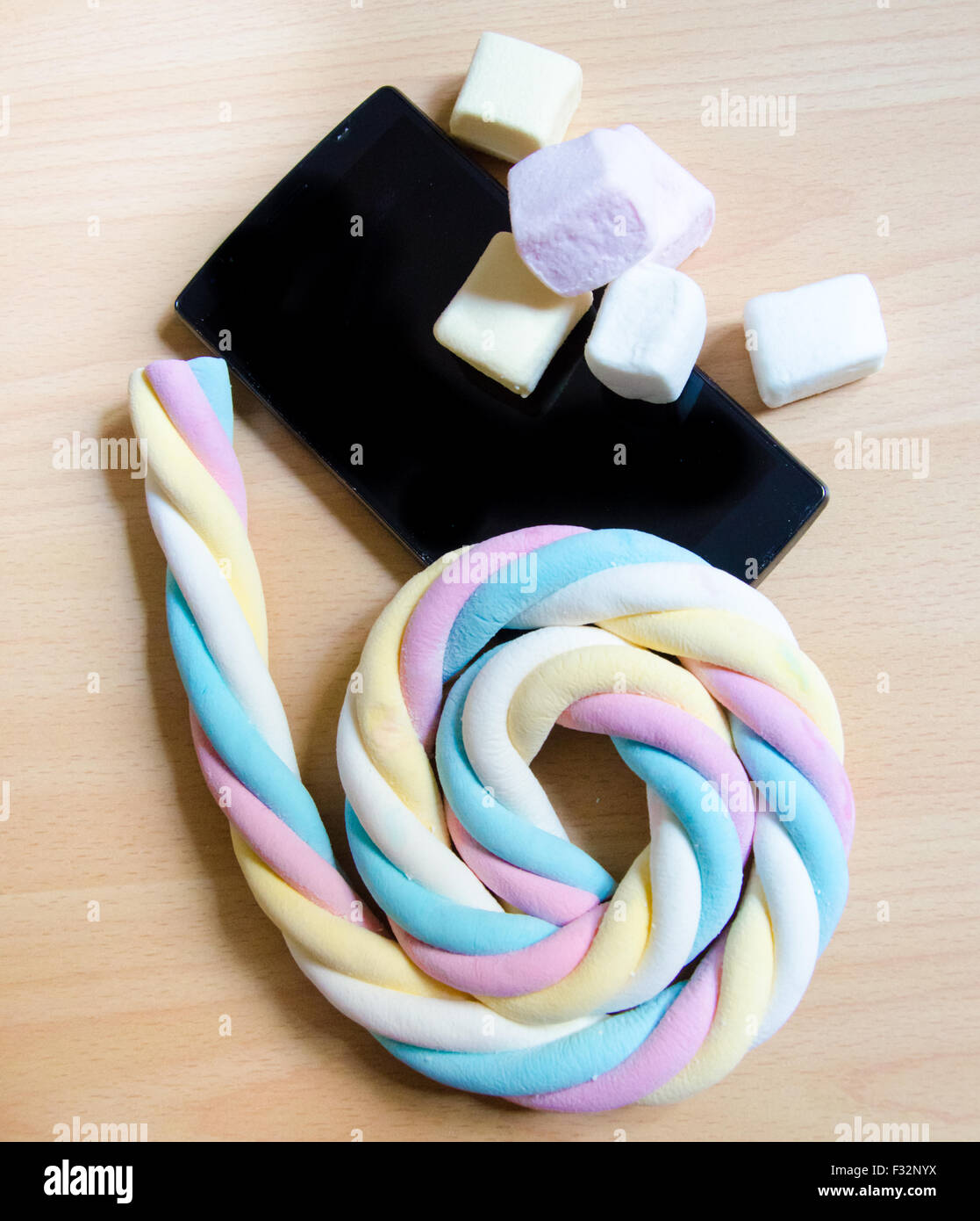 Telefono cellulare con colorato marshmallows caramelle Foto Stock