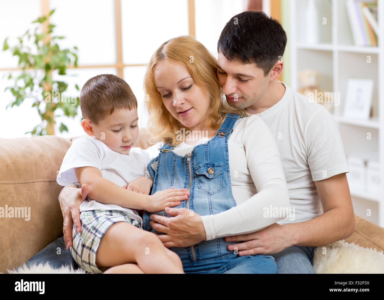 Famiglia - madre, padre e ragazzino aspettano di nuovo bambino Foto Stock