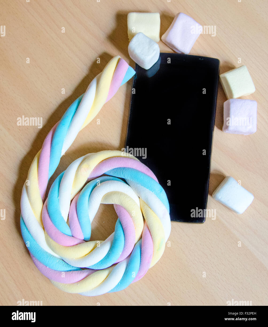 Telefono cellulare con colorato marshmallows caramelle Foto Stock