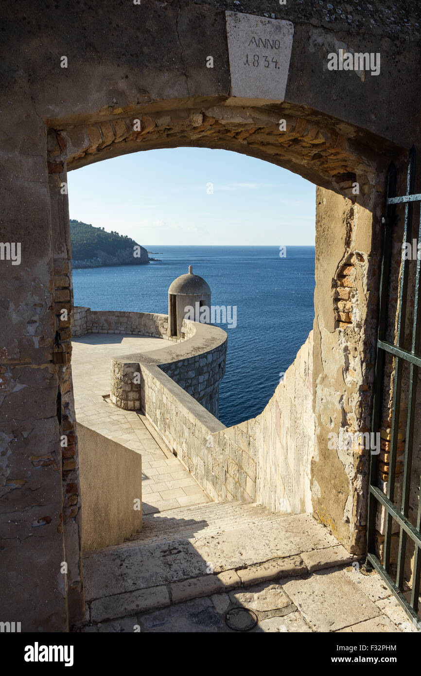 Il cancello aperto verso una piccola torre e oceano presso il centro storico della città di parete della città di Dubrovnik, Croazia. Foto Stock