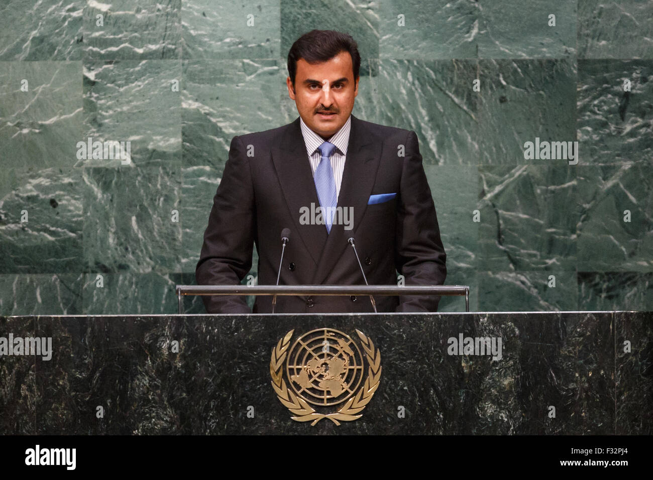 New York, Stati Uniti d'America. 28 Sep, 2015. Amir del Qatar Sheikh Tamim Bin Hamad Al-Thani parla al settantesimo sessione dell' Assemblea generale delle Nazioni Unite, presso la sede delle Nazioni Unite a New York, gli Stati Uniti e il 7 settembre 28, 2015. Il dibattito generale della 70a sessione dell'Assemblea generale delle Nazioni Unite ha dato dei calci a fuori all'assemblea generale hall della sede delle Nazioni Unite a New York il lunedì. Credito: Li Muzi/Xinhua/Alamy Live News Foto Stock