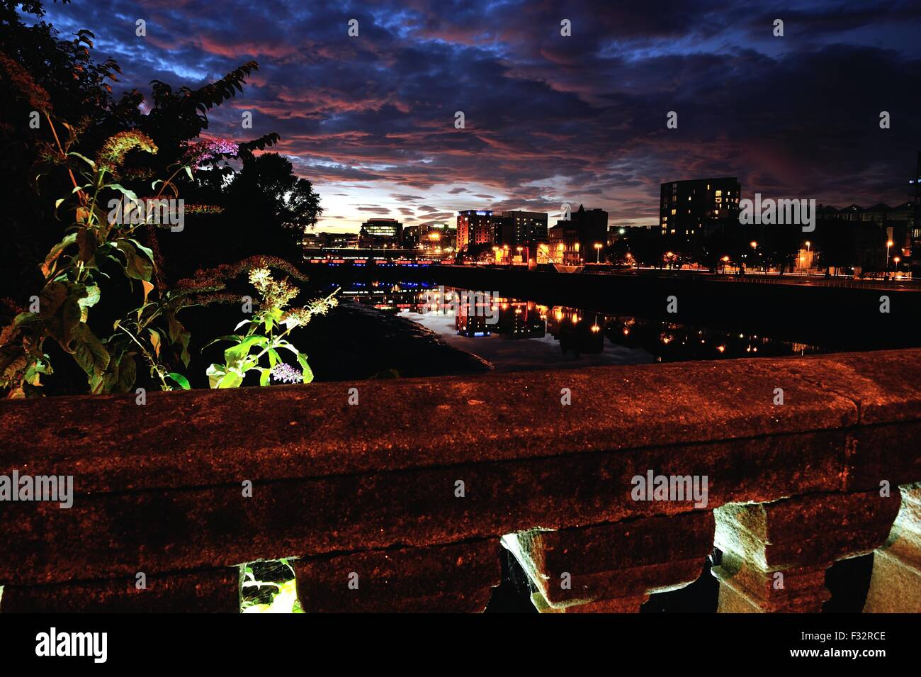 Glasgow, Scotland, Regno Unito. Il 28 settembre 2015. Il sole tramonta oltre il centro della città di Glasgow e il fiume Clyde creando una drammatica notte cielo Credito: Tony Clerkson/Alamy Live News Foto Stock