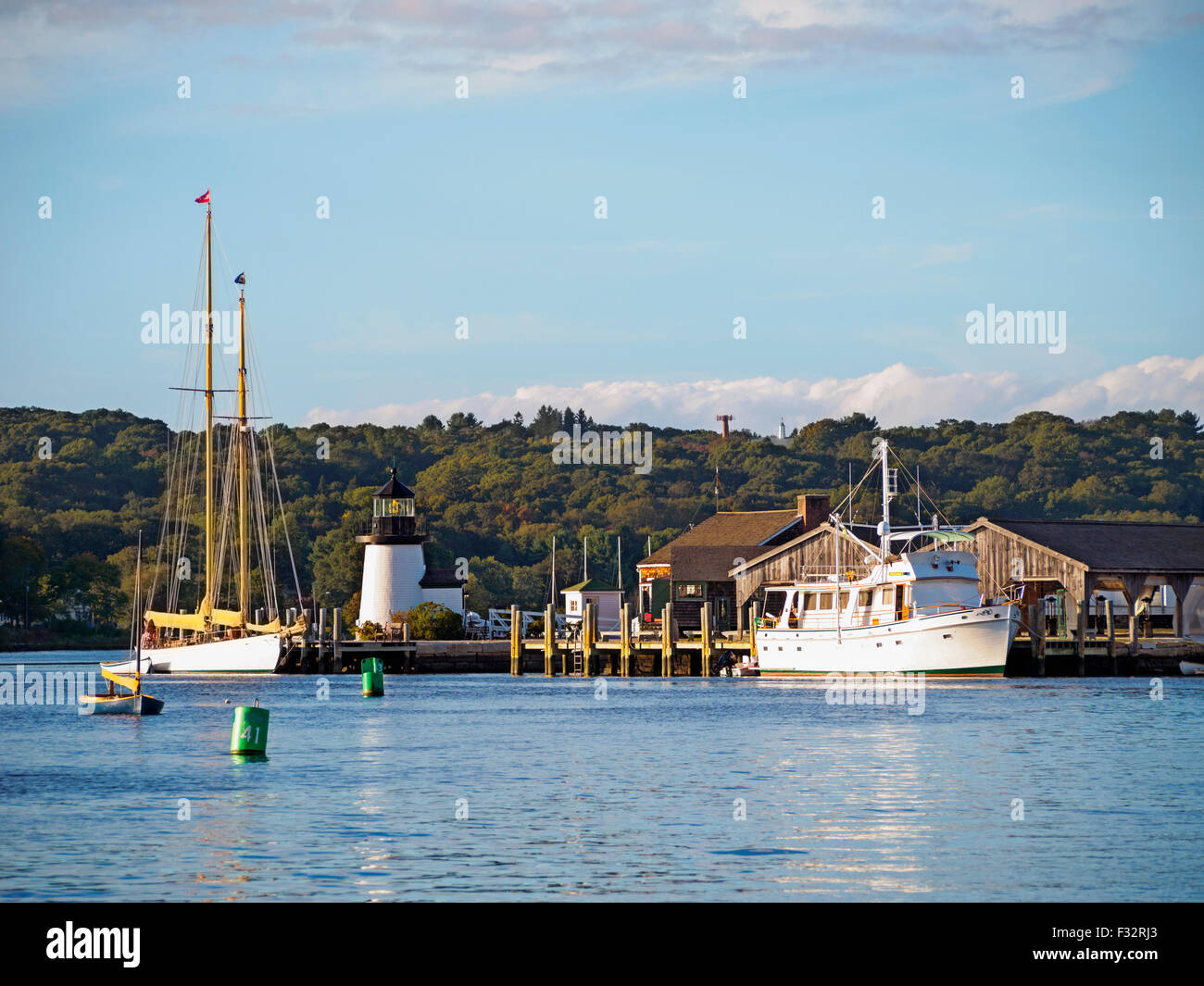 Historic Mystic Seaport waterfront sul fiume mistico in autunno Mystic Connecticut New England Viaggi Turismo Foto Stock
