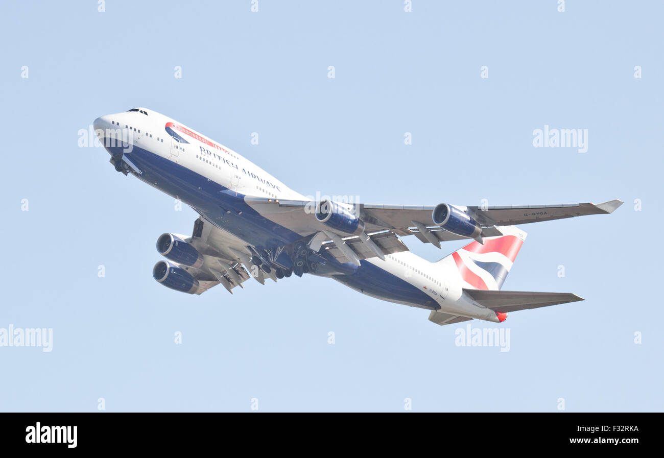 British Airways Boeing 747 jumbo getto G-BYGA decollare da London Heathrow Airport LHR Foto Stock