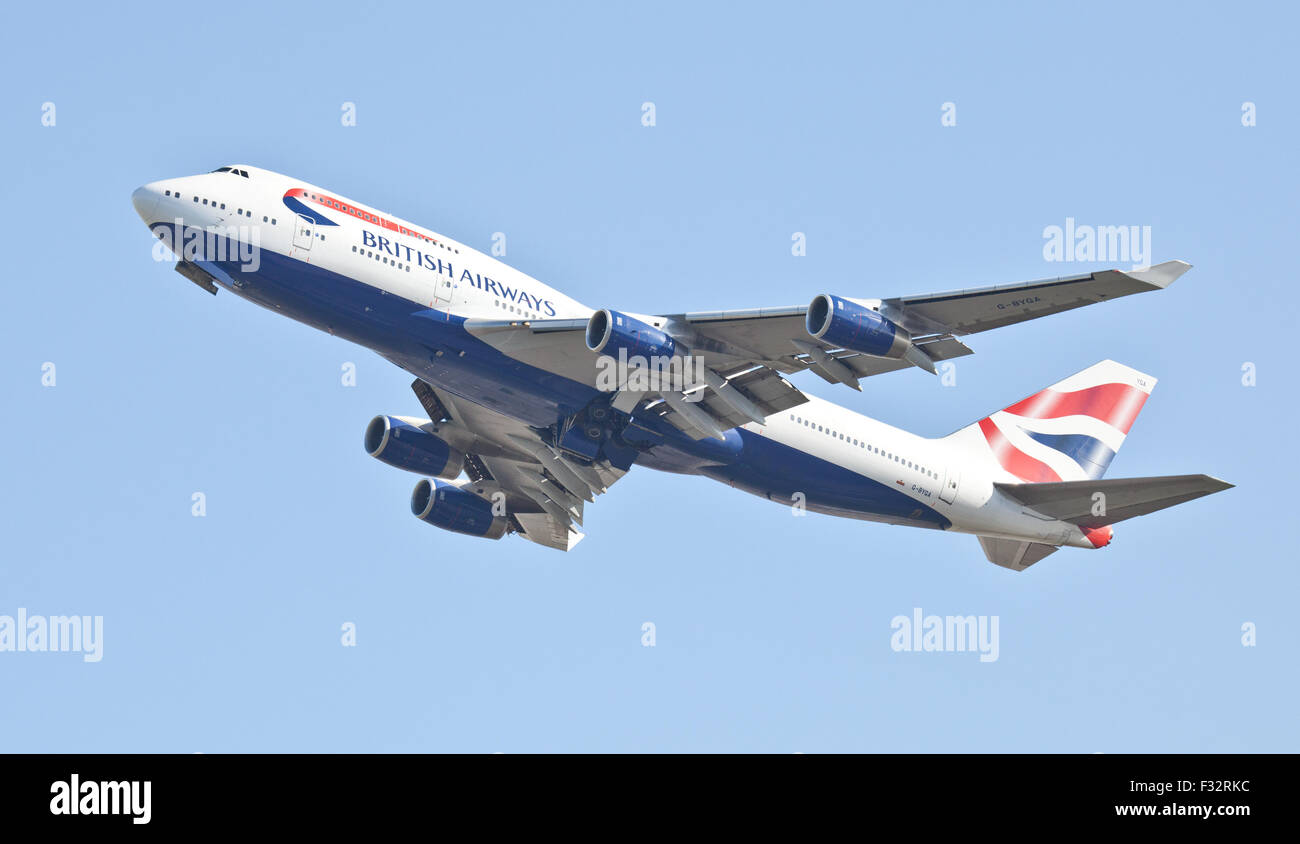 British Airways Boeing 747 jumbo getto G-BYGA decollare da London Heathrow Airport LHR Foto Stock