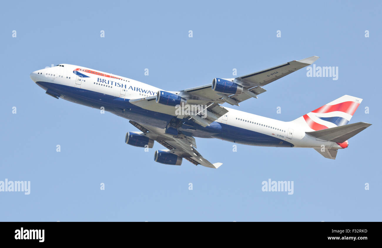 British Airways Boeing 747 jumbo getto G-BYGA decollare da London Heathrow Airport LHR Foto Stock