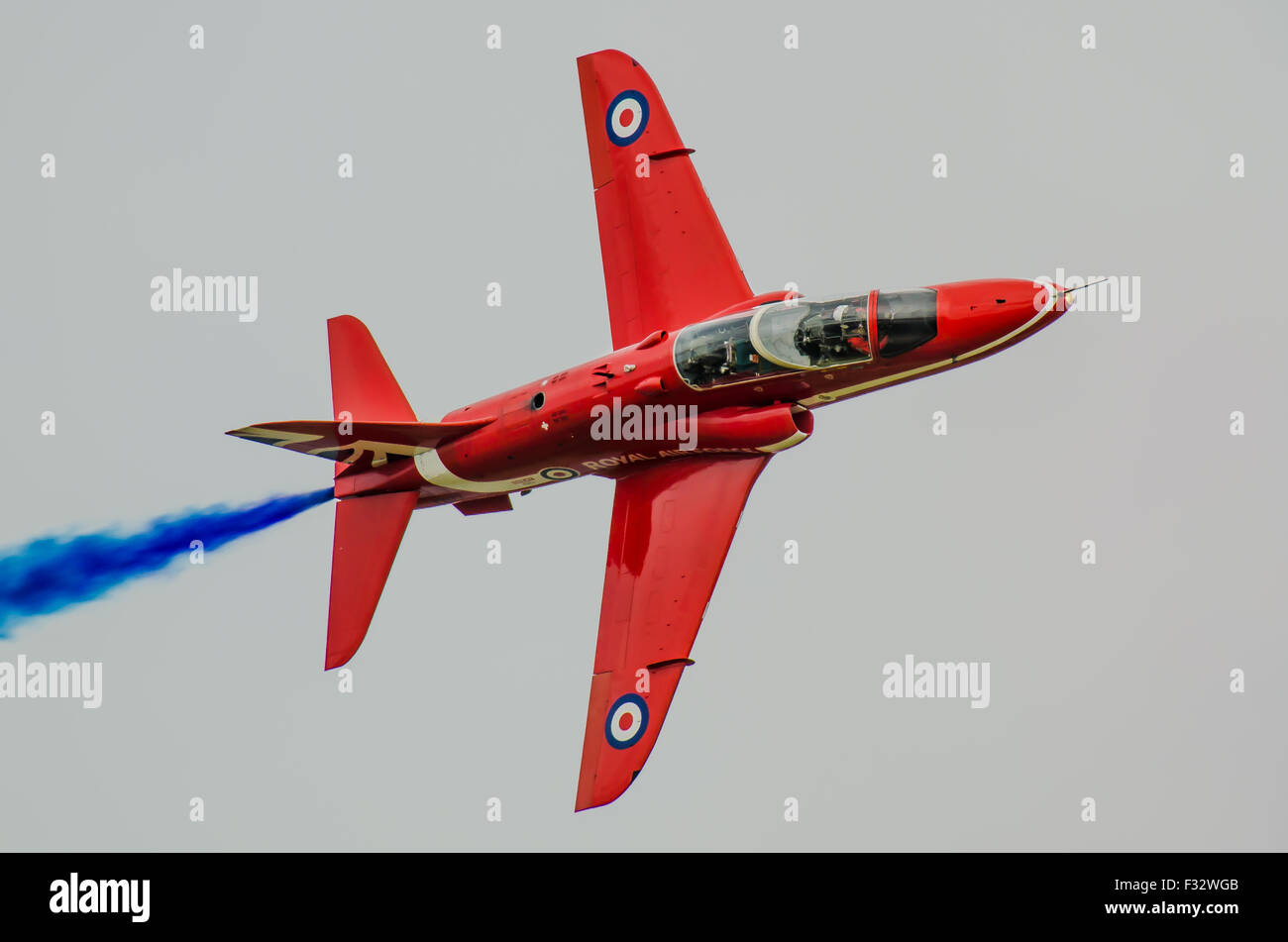 Un singolo Red Arrow Hawk che tira fuori da una sequenza di divisione della squadra. Royal Air Force, RAF Red Arrows monomotore Foto Stock