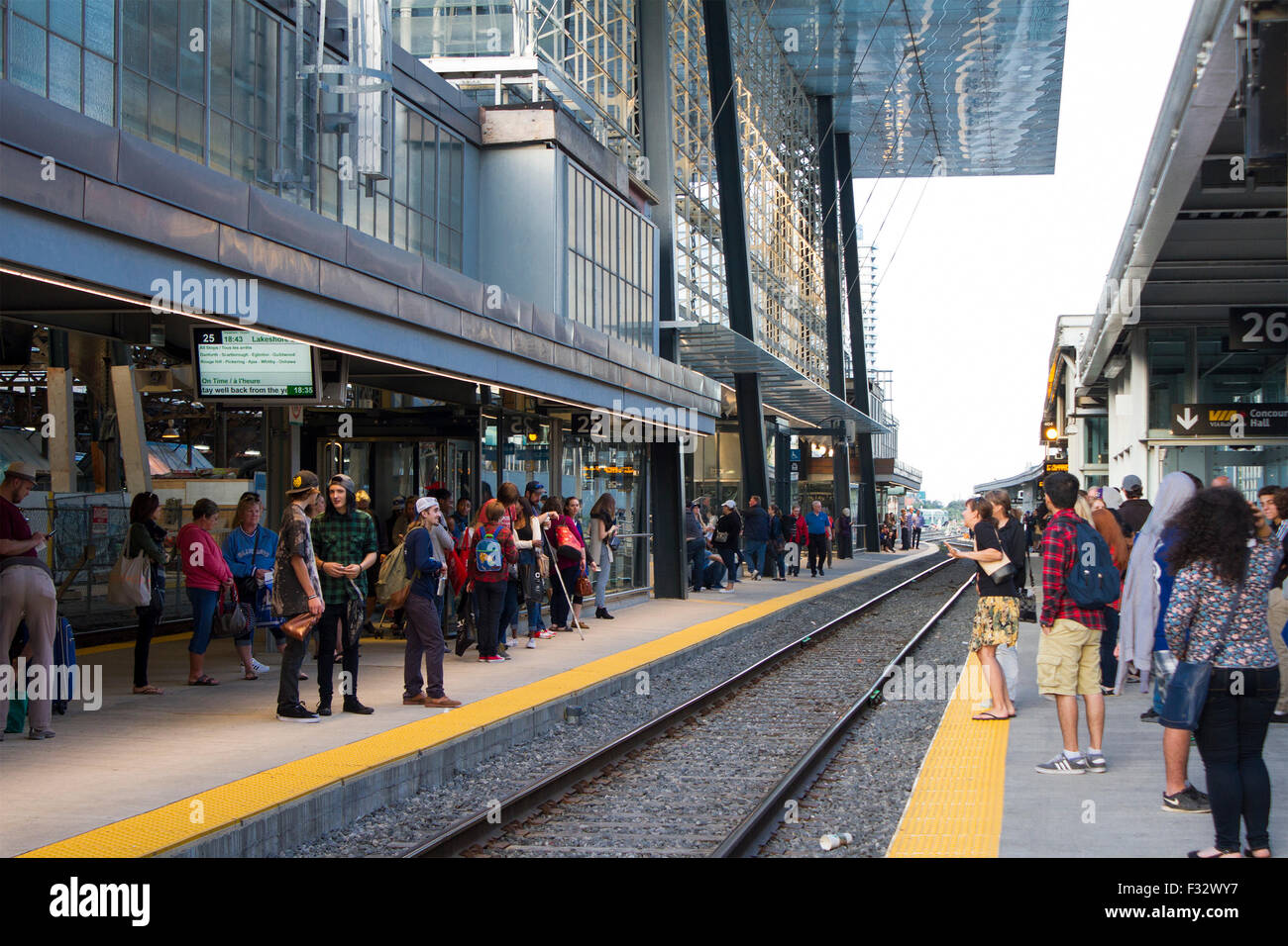 Pendolari sulla piattaforma presso la Union Station di Toronto in attesa per il viaggio in treno Foto Stock