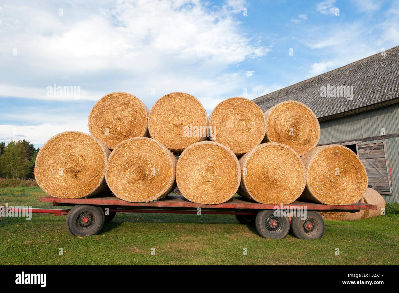 Le balle di fieno in una fattoria del carro. Kamouraska regione, provincia del Québec in Canada. Foto Stock