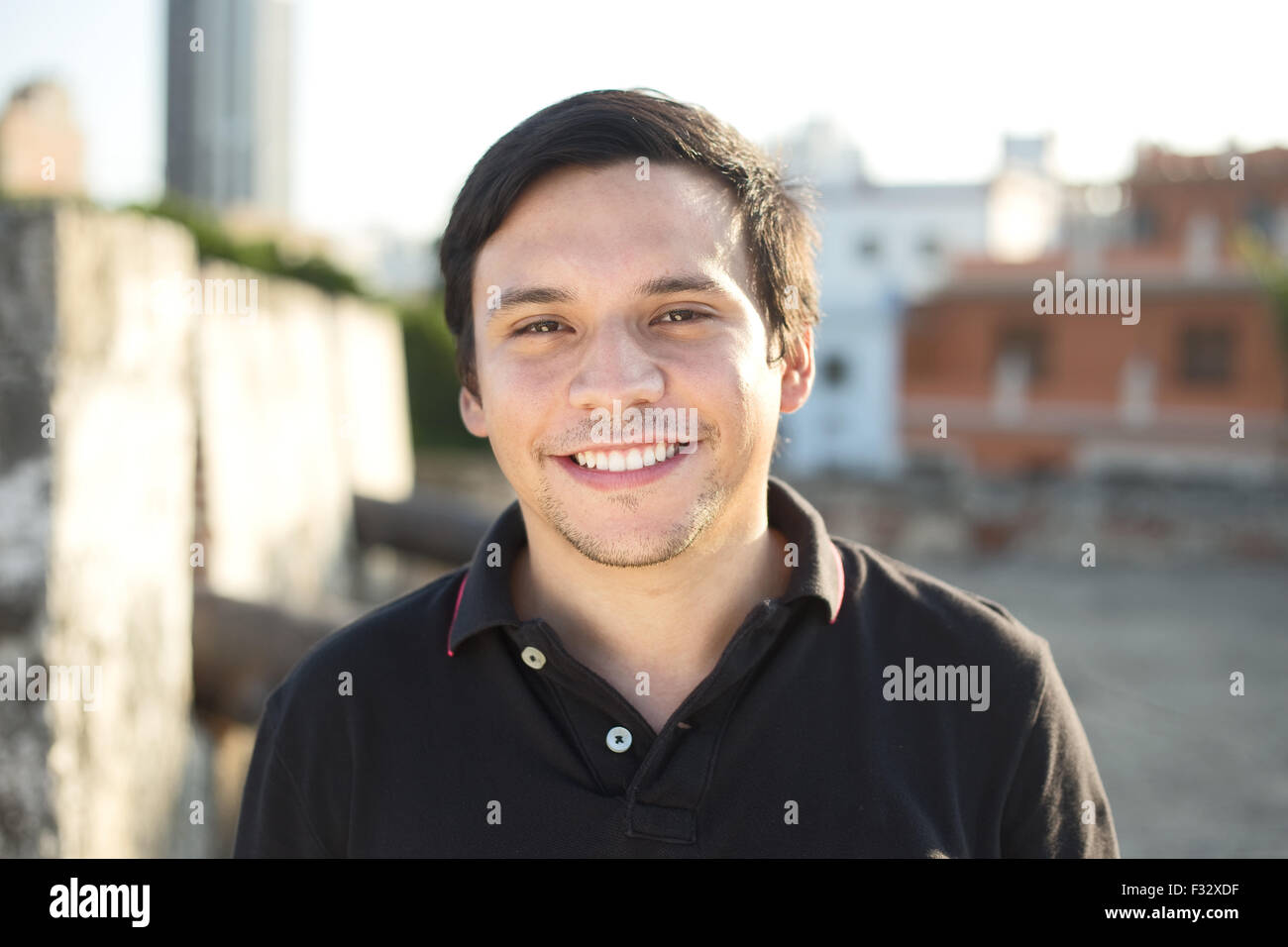 Ritratto di un felice giovane uomo Foto Stock