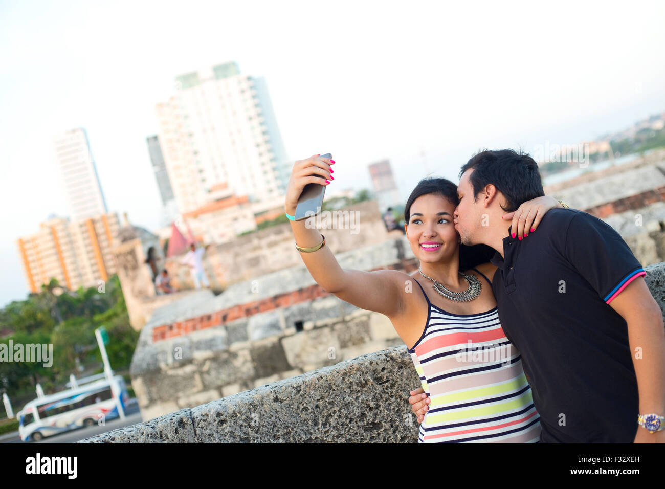 Giovane prendendo un selfie Foto Stock