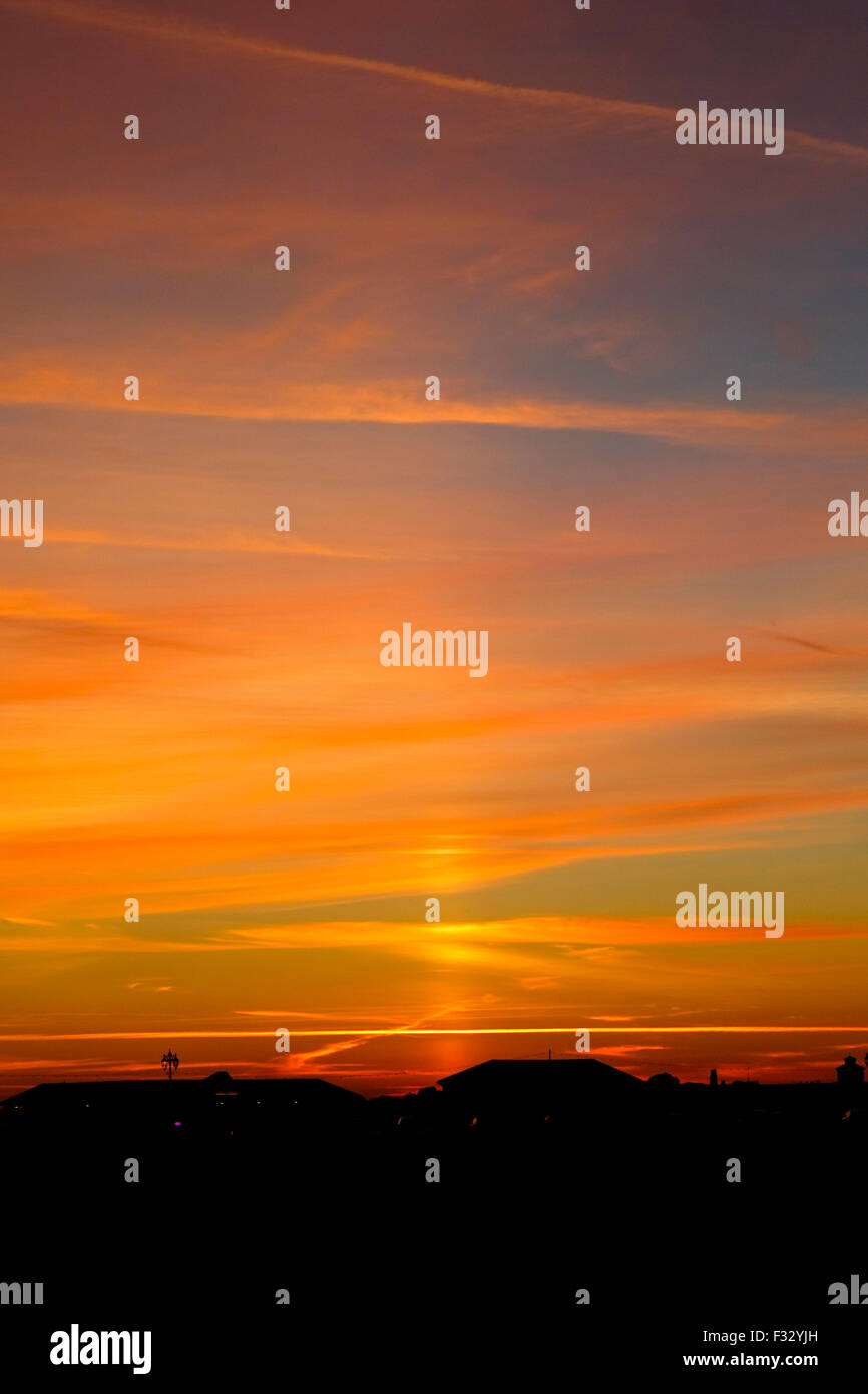 Una vivida sky durante un magnifico tramonto dopo una bella giornata di sole a Southsea seafront England Regno Unito Foto Stock