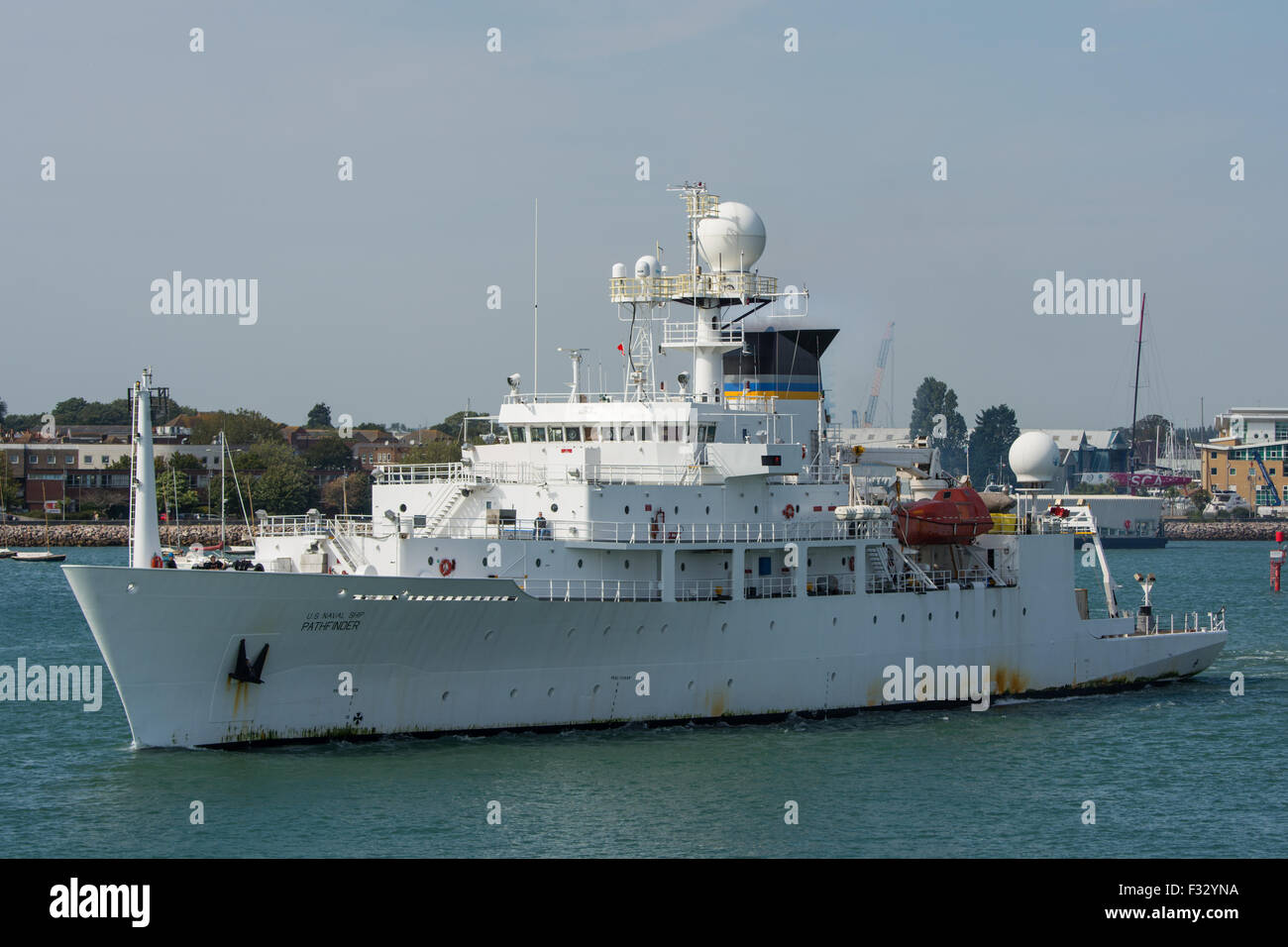 USNS Pathfinder lasciando Portsmouth. Foto Stock
