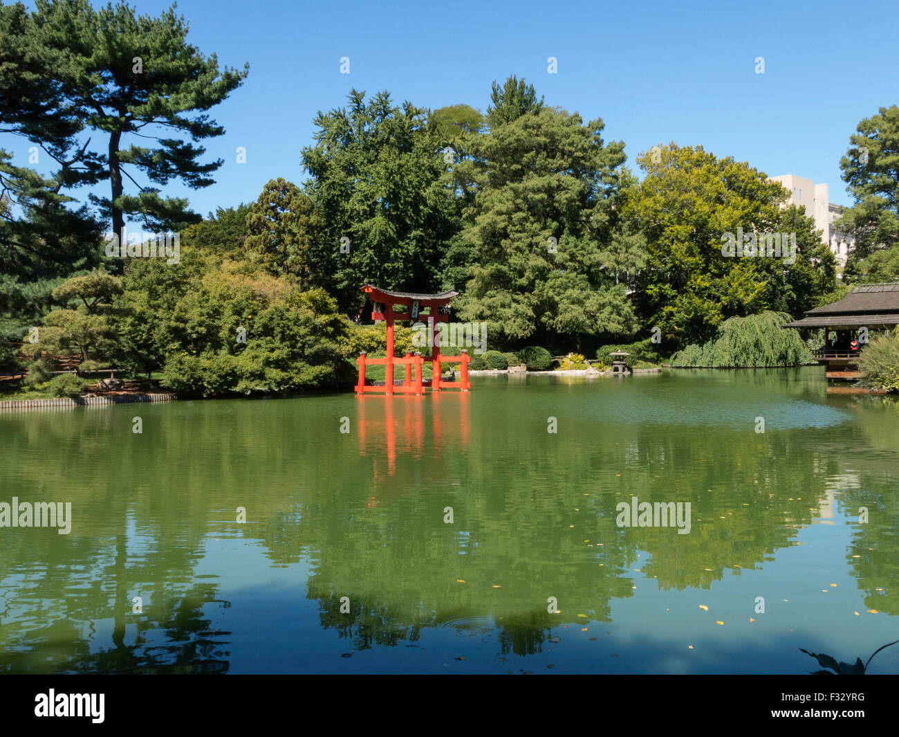 Cancello, Giapponese Hill-e-stagno giardino, sacrario scintoista in Brooklyn Botanic Garden, NYC, STATI UNITI D'AMERICA Foto Stock