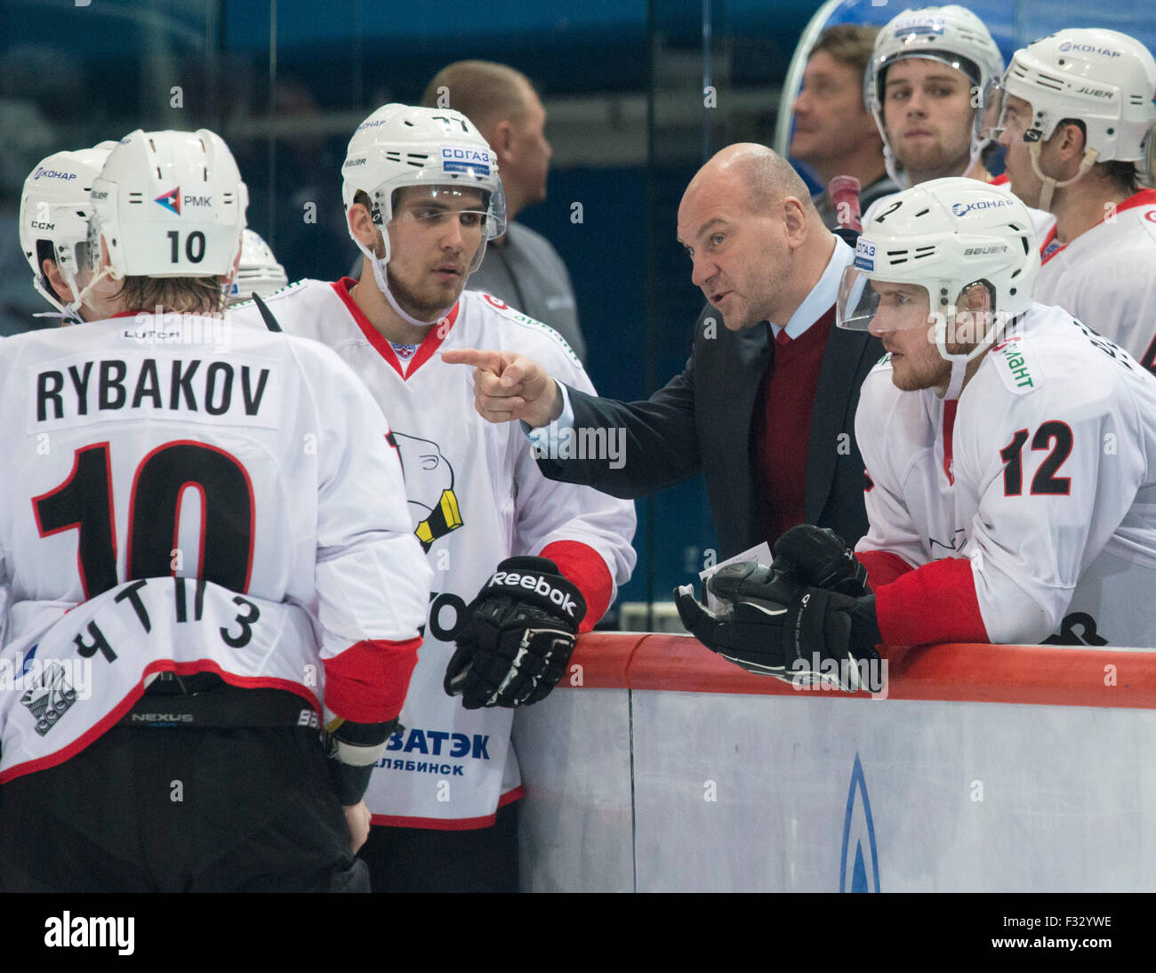 Zagabria, Croazia. 28 Sep, 2015. Andrei Nikolishin (C), allenatore di Traktor Chelyabinsk, dà istruzioni durante la Kontinental Hockey League (KHL) match contro Medvescak Zagabria a Zagabria, la capitale della Croazia, Sett. 28, 2015. Medvescak Zagabria ha vinto 2-1. Credito: Miso Lisanin/Xinhua/Alamy Live News Foto Stock