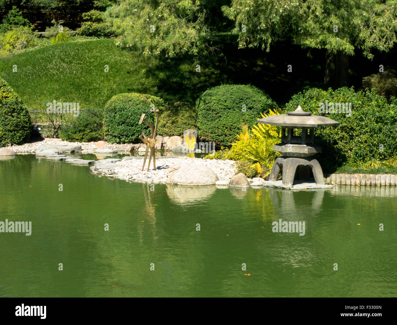 Giapponese Hill-e-stagno giardino, sacrario scintoista in Brooklyn Botanic Garden, NYC, STATI UNITI D'AMERICA Foto Stock