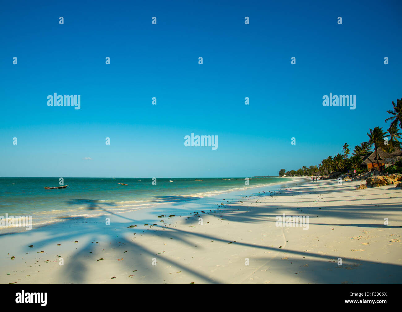 Tanzania, Zanzibar Jambiani, spiaggia bianca con palme ombre Foto Stock