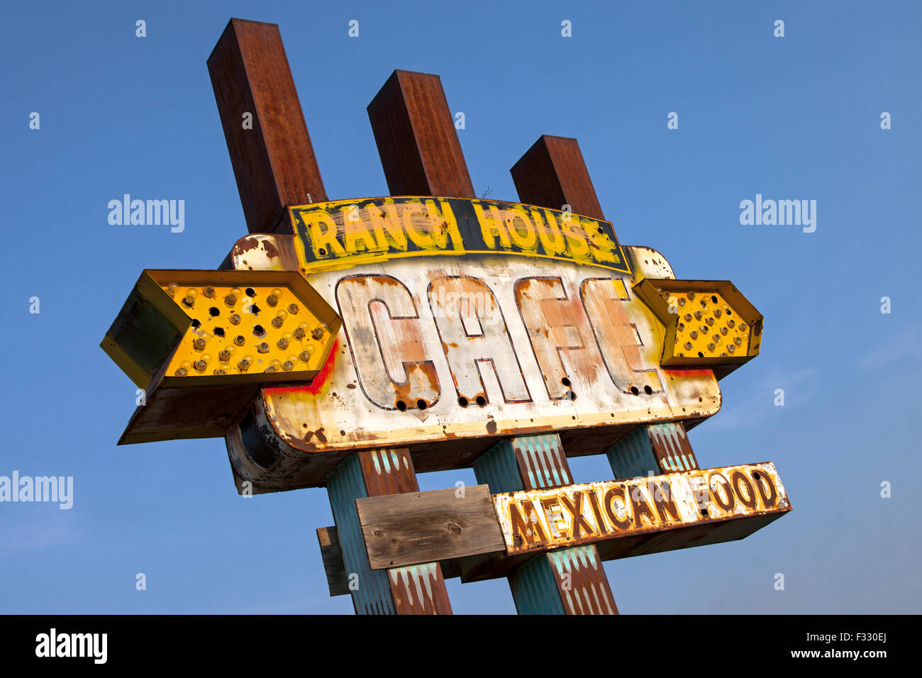 Meteo indossato segno per il ranch house Cafe lungo il percorso 66 in Tucumcari, Nuovo Messico. Foto Stock