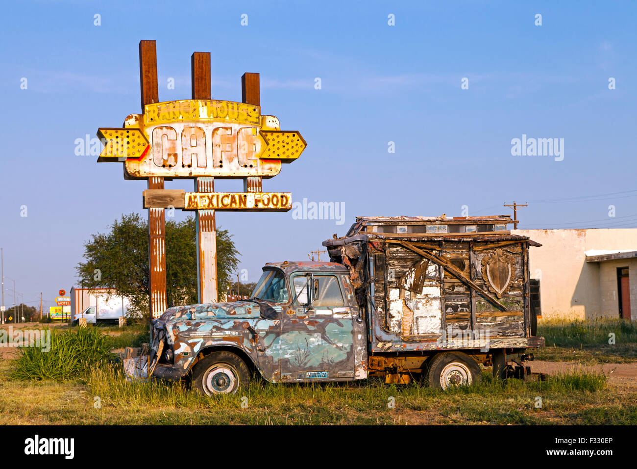 Un tardo 50's Chevrolet Apache pickup truck sorge accanto al segno per il ranch house Cafe lungo il percorso 66 in Tucumcari. Foto Stock