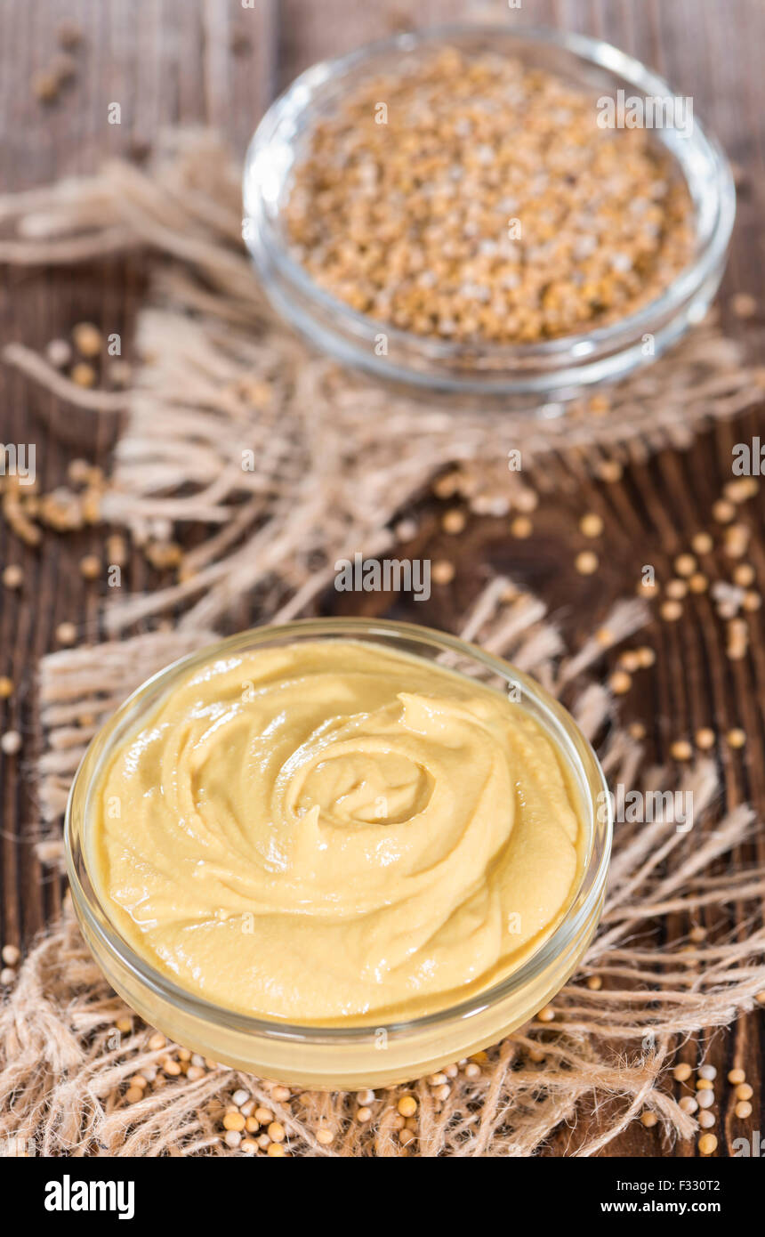 Una piccola ciotola con la salsa di senape (close-up shot) Foto Stock