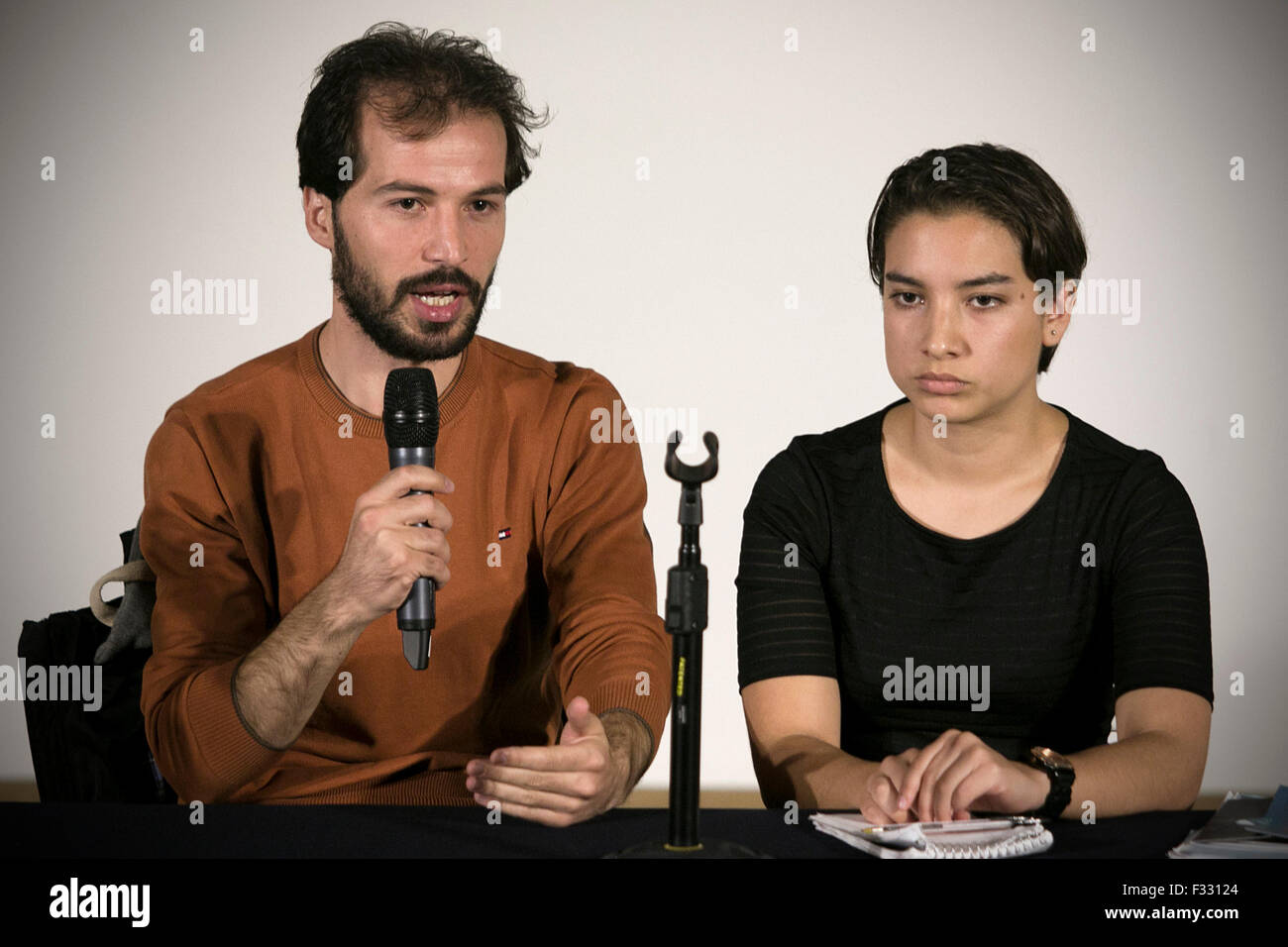 Città del Messico. 28 Sep, 2015. Studente siriano Essa Hassan (L) parla durante una conferenza stampa tenutasi a Città del Messico sett. 28, 2015. Essa Hassan, 26, sono arrivati nella capitale messicana mercoledì scorso come il primo di 30 rifugiati siriano cercando di terminare i loro studi universitari in Messico. Credito: Alejandro Ayala/Xinhua/Alamy Live News Foto Stock