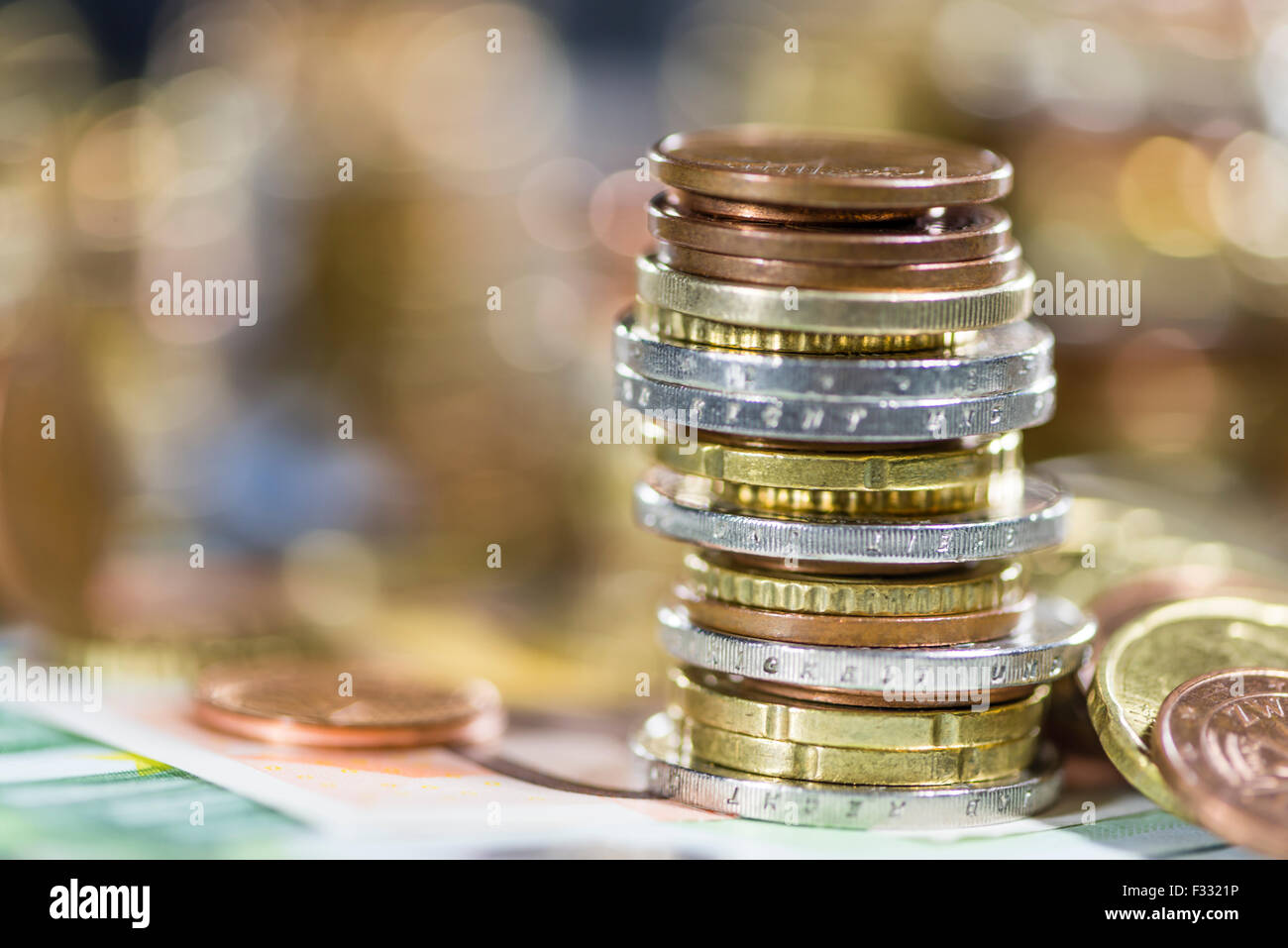 Monete metalliche in euro e fatture dettagliate (close-up shot) Foto Stock