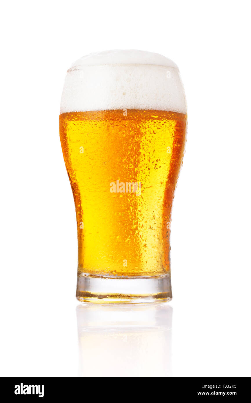 Bicchiere di birra chiara isolato su uno sfondo bianco. Foto Stock