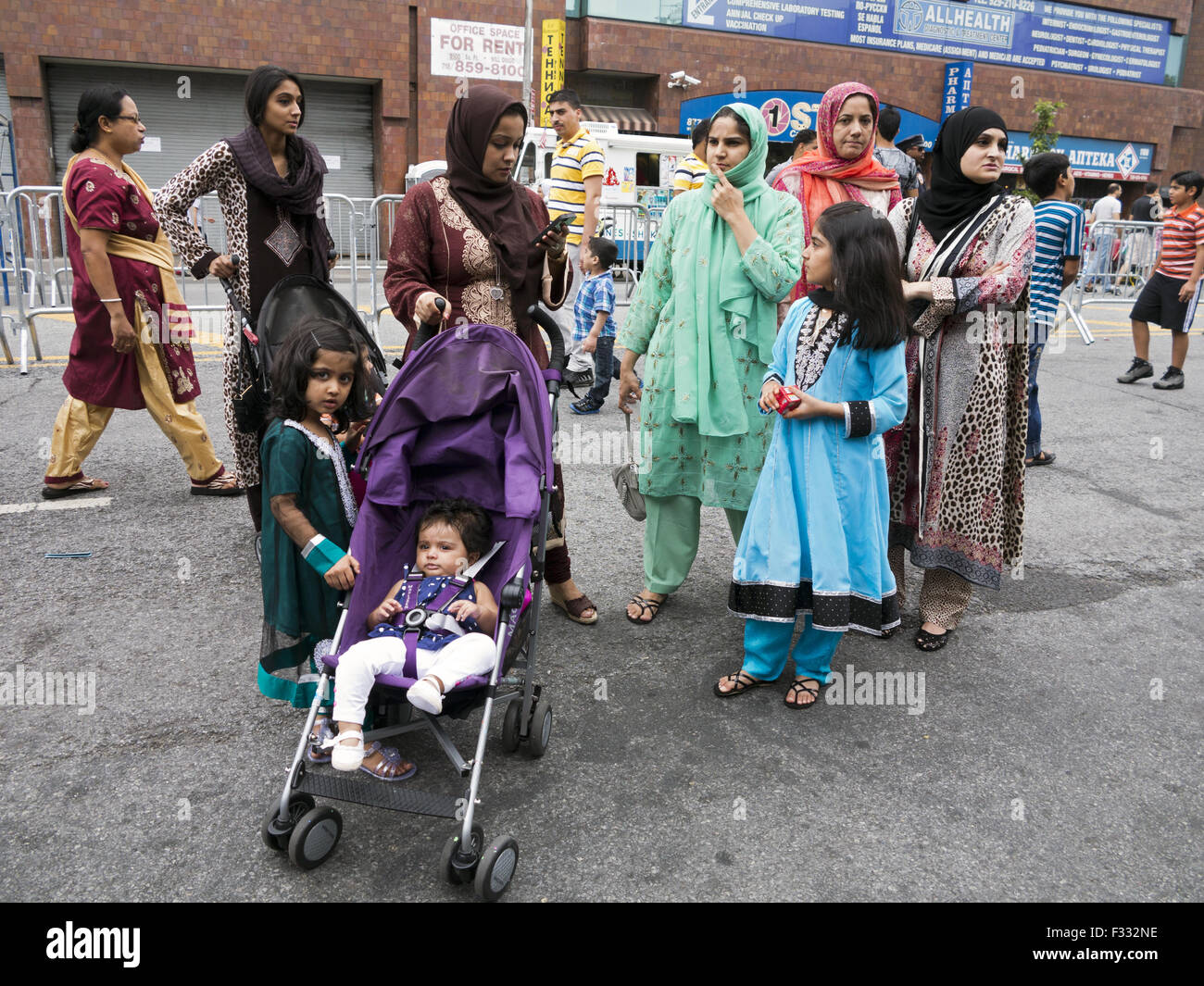 Il pakistan il Giorno di Indipendenza street fair e festival in 'Little Pakistan " nella Sezione Midwood di Brooklyn, NY, 2013. Foto Stock
