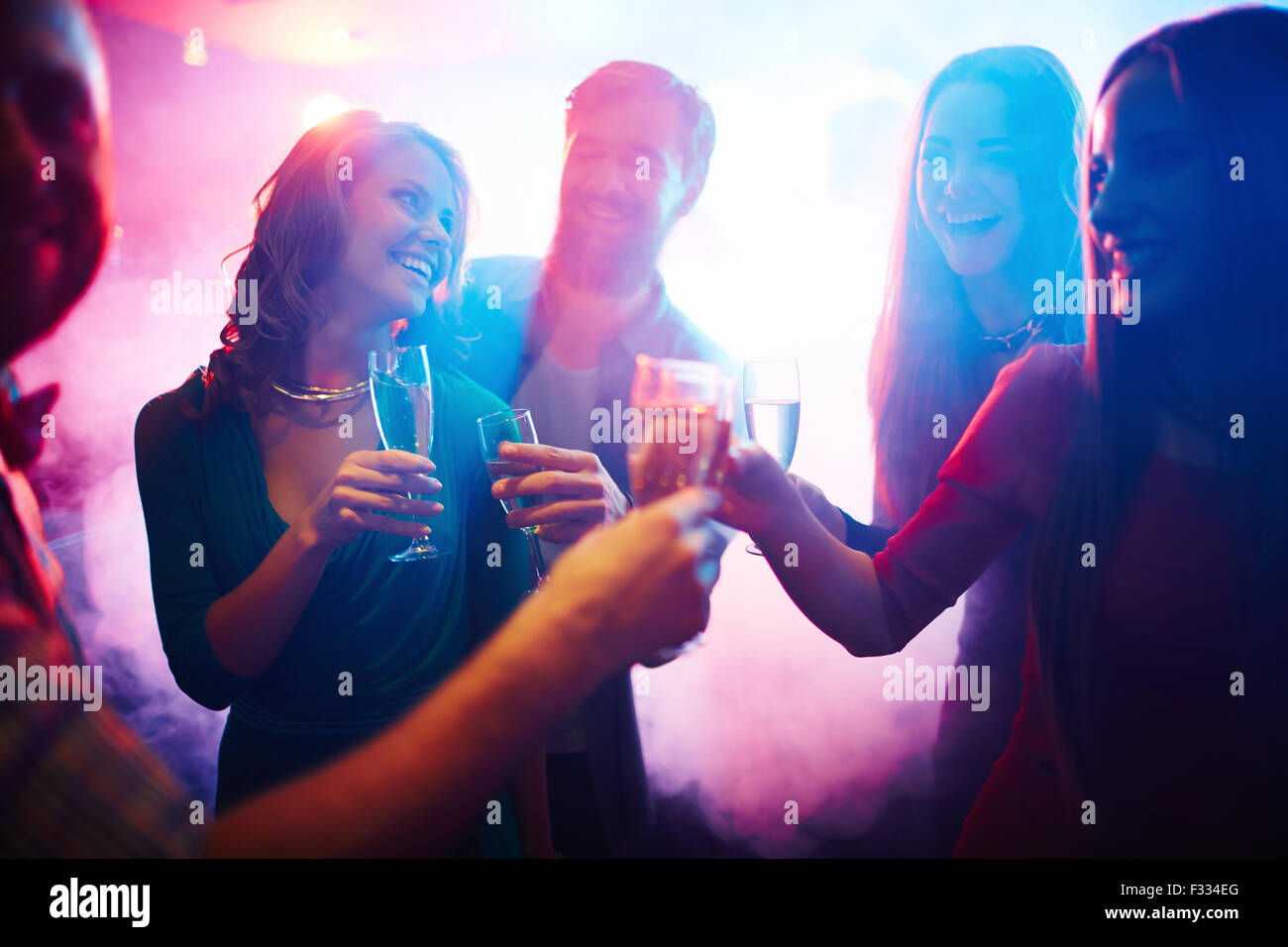 Gruppo di amici felici con champagne avente il divertimento a parte Foto Stock