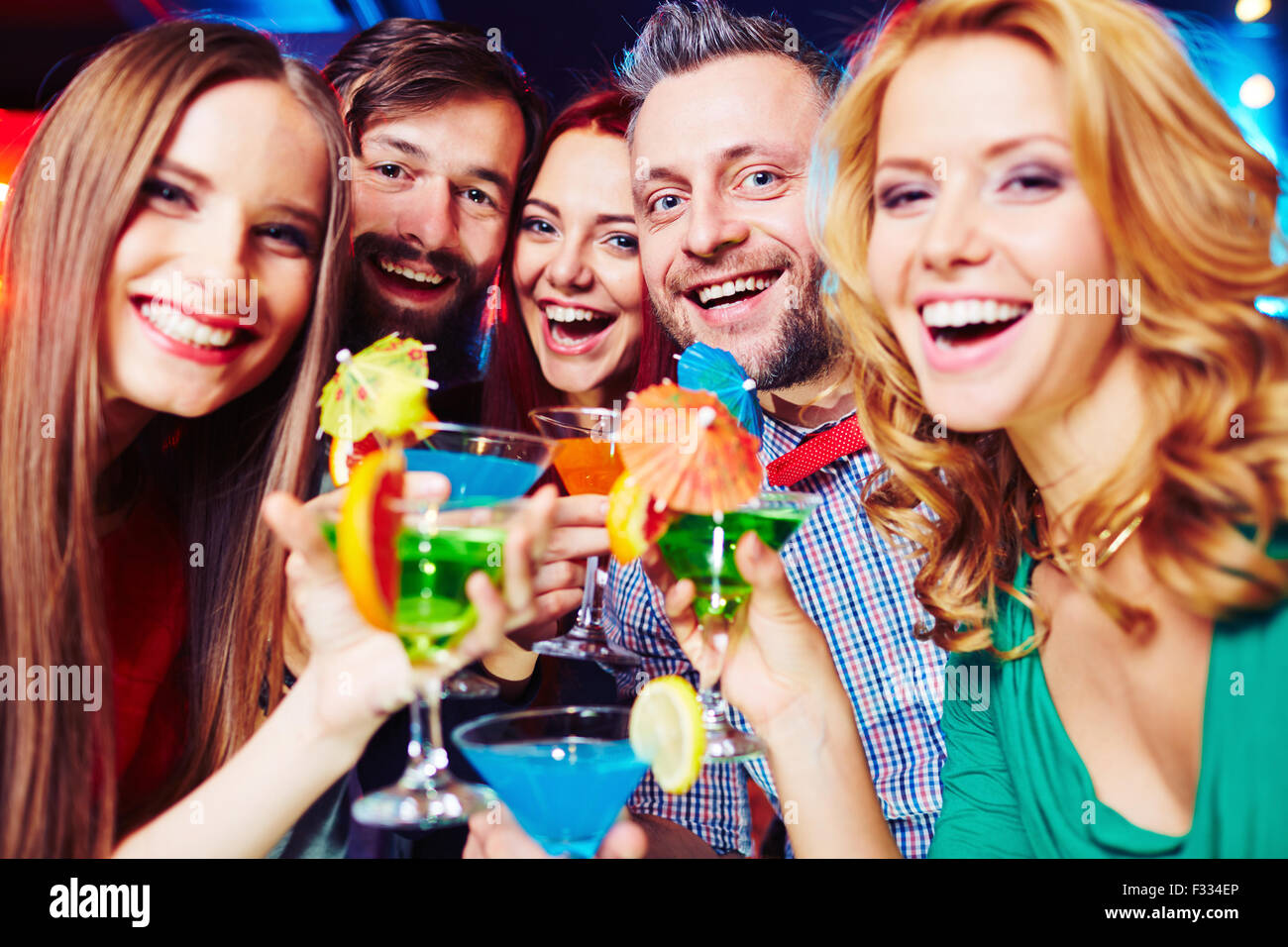 Estasiato giovani con cocktail tifo a parte Foto Stock