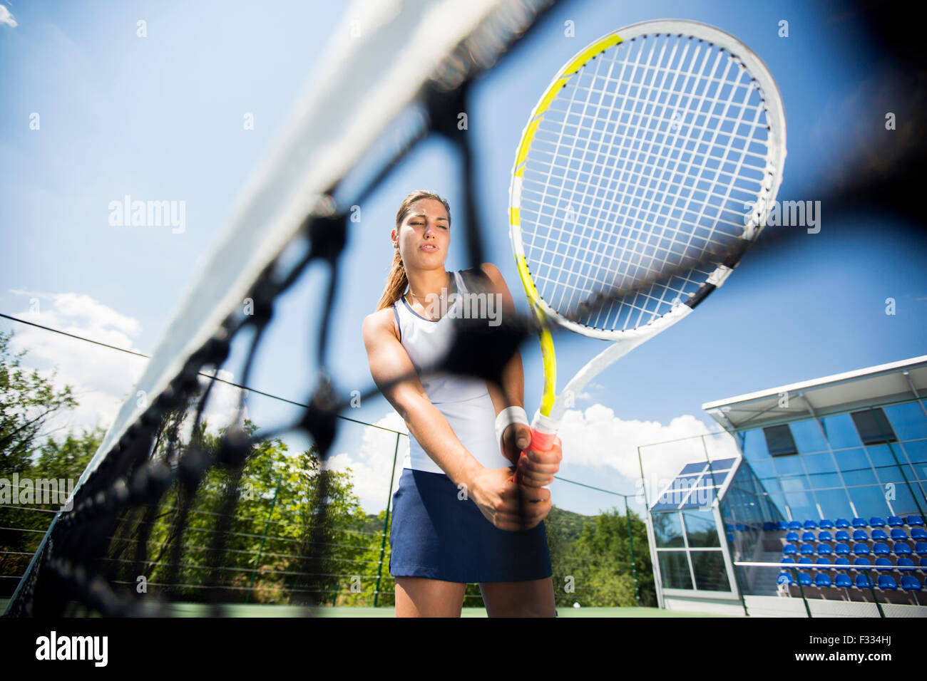Giovane donna giocando a tennis Foto Stock