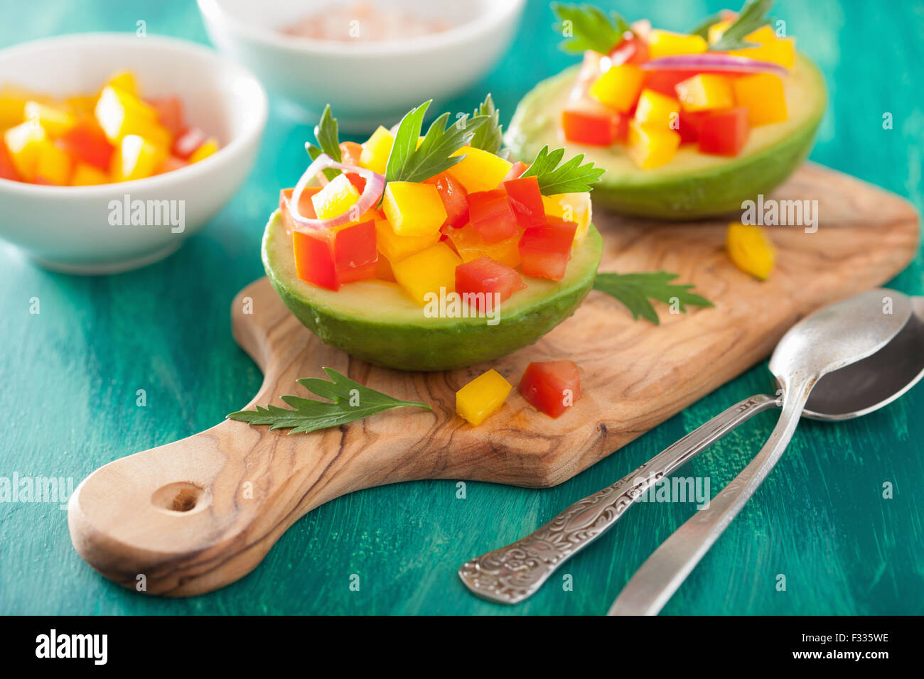 Avocado farcito con pomodoro insalata di pepe Foto Stock