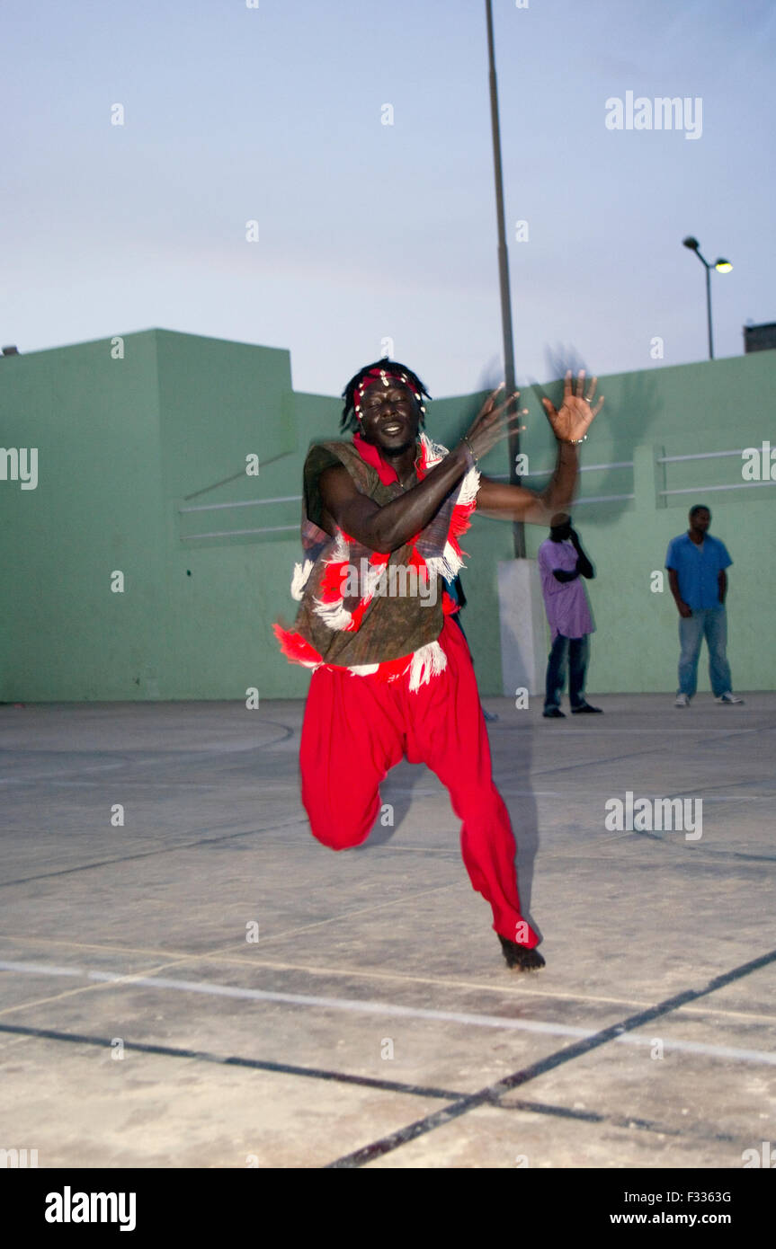 Djembe senegalese di musica e spettacolo di danza in Capo Verde Foto Stock