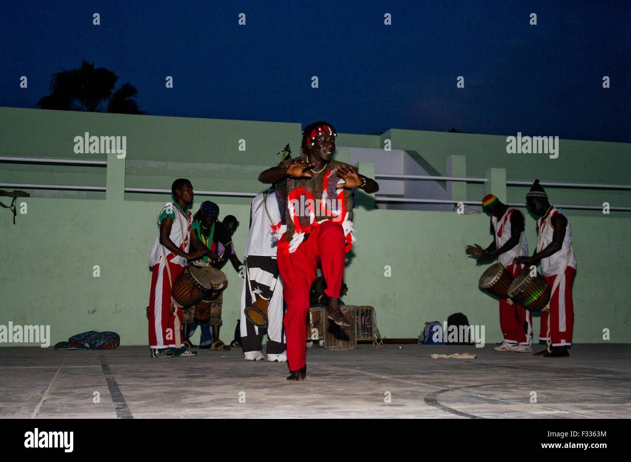 Djembe senegalese di musica e spettacolo di danza in Capo Verde Foto Stock