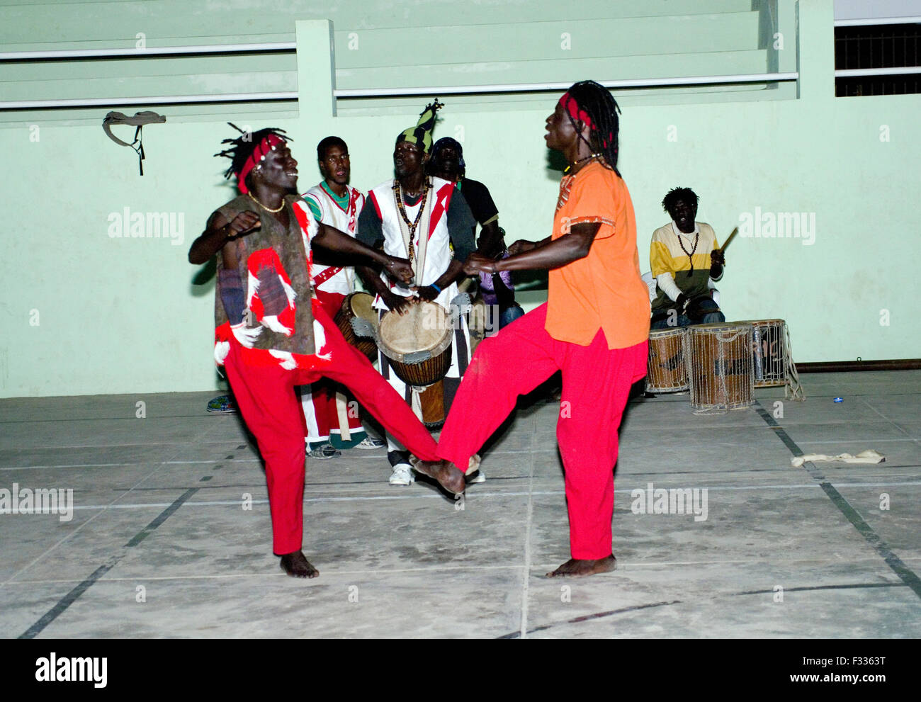Djembe senegalese di musica e spettacolo di danza in Capo Verde Foto Stock