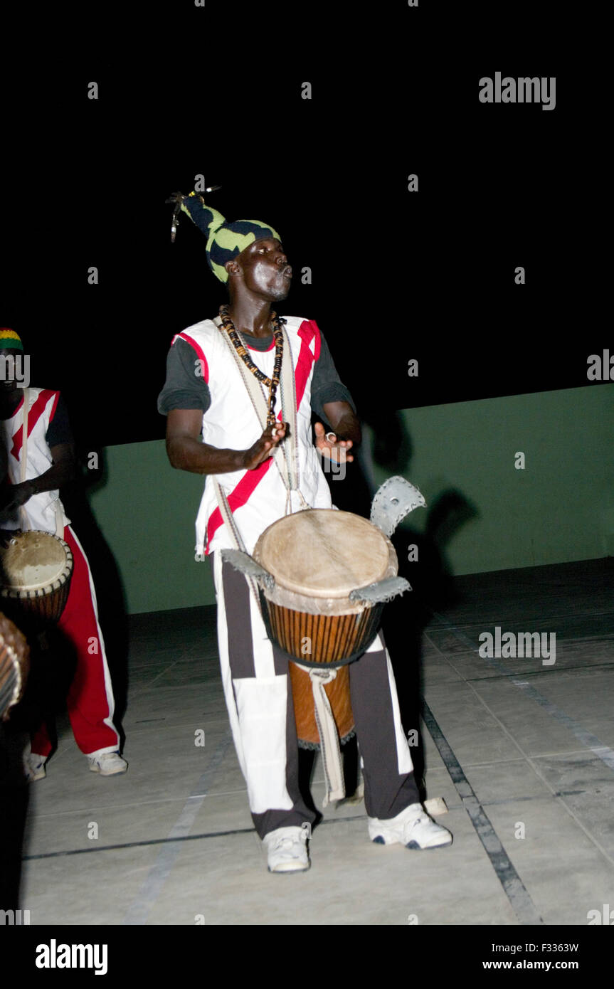 Djembe senegalese di musica e spettacolo di danza in Capo Verde Foto Stock