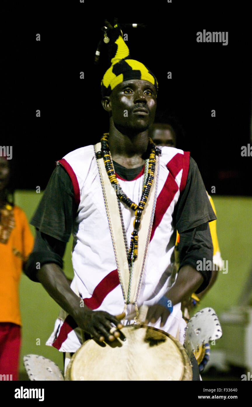 Djembe senegalese di musica e spettacolo di danza in Capo Verde Foto Stock