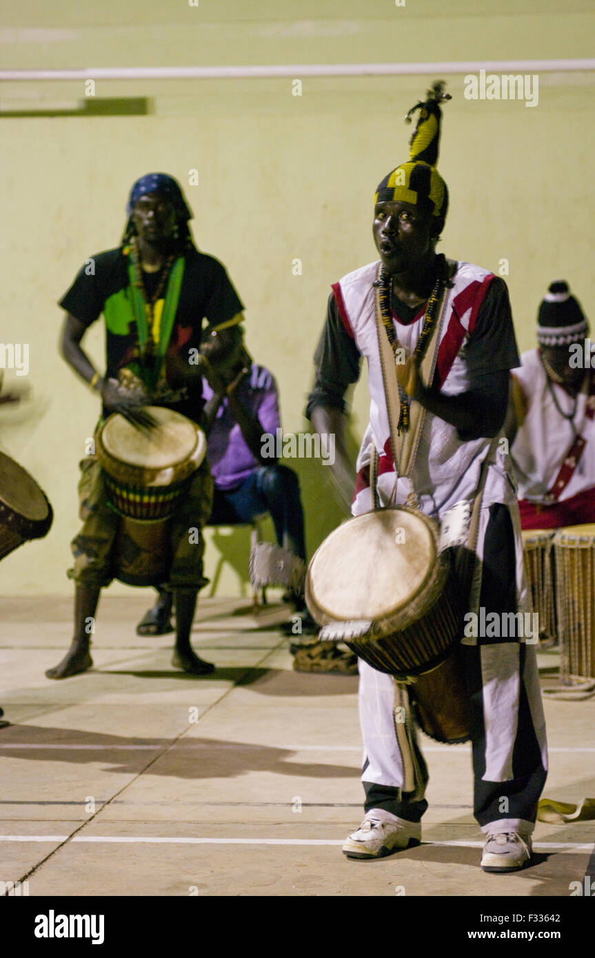 Djembe senegalese di musica e spettacolo di danza in Capo Verde Foto Stock