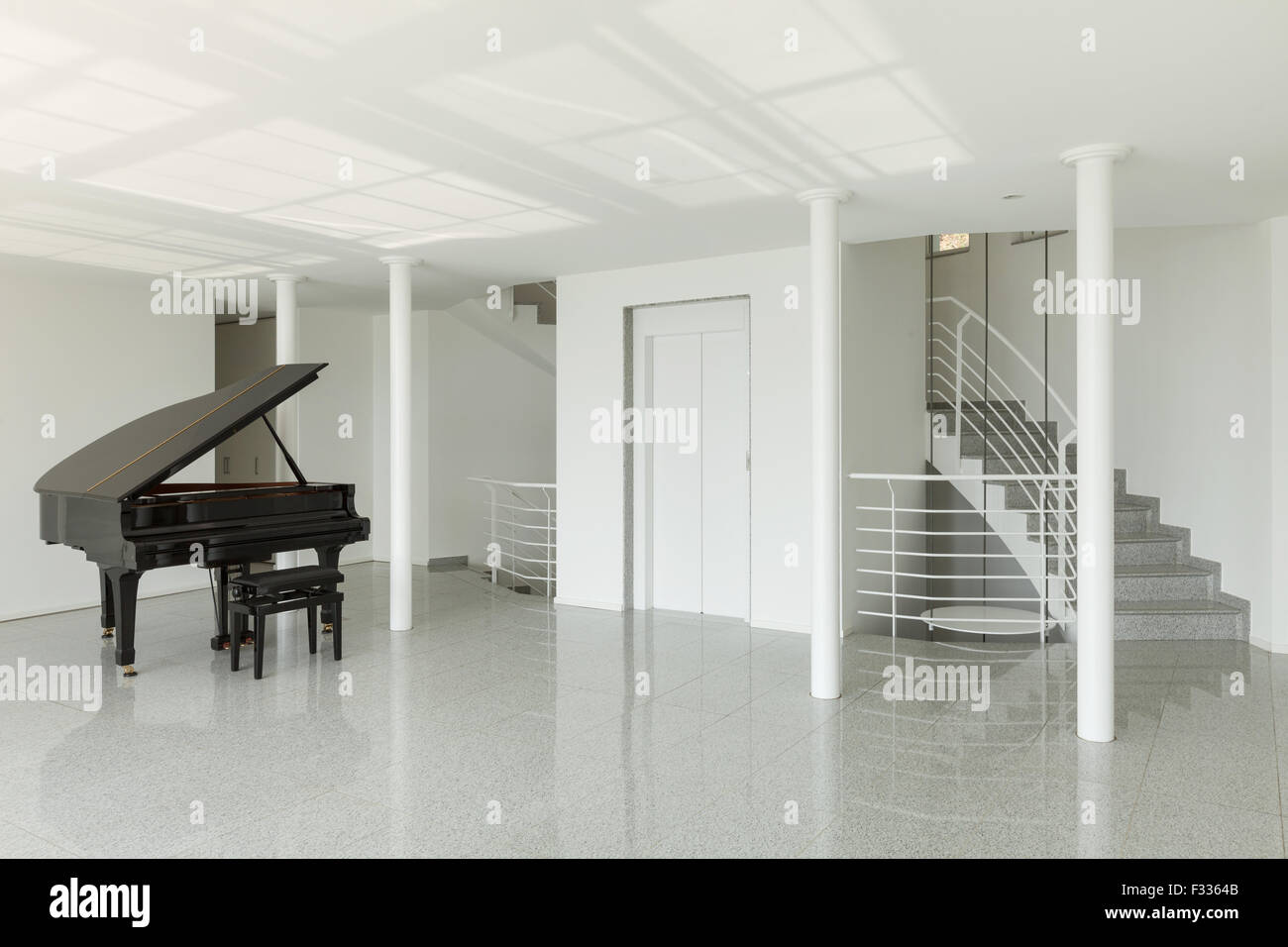 Architettura, ampia hall con pianoforte, interno Foto Stock