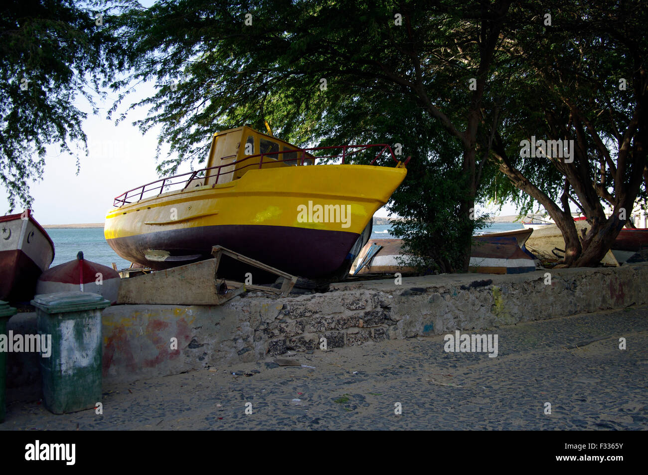 Barca gialla sulla terra in un cantiere a Boa Vista sull'isola repubblica di Capo Verde Foto Stock