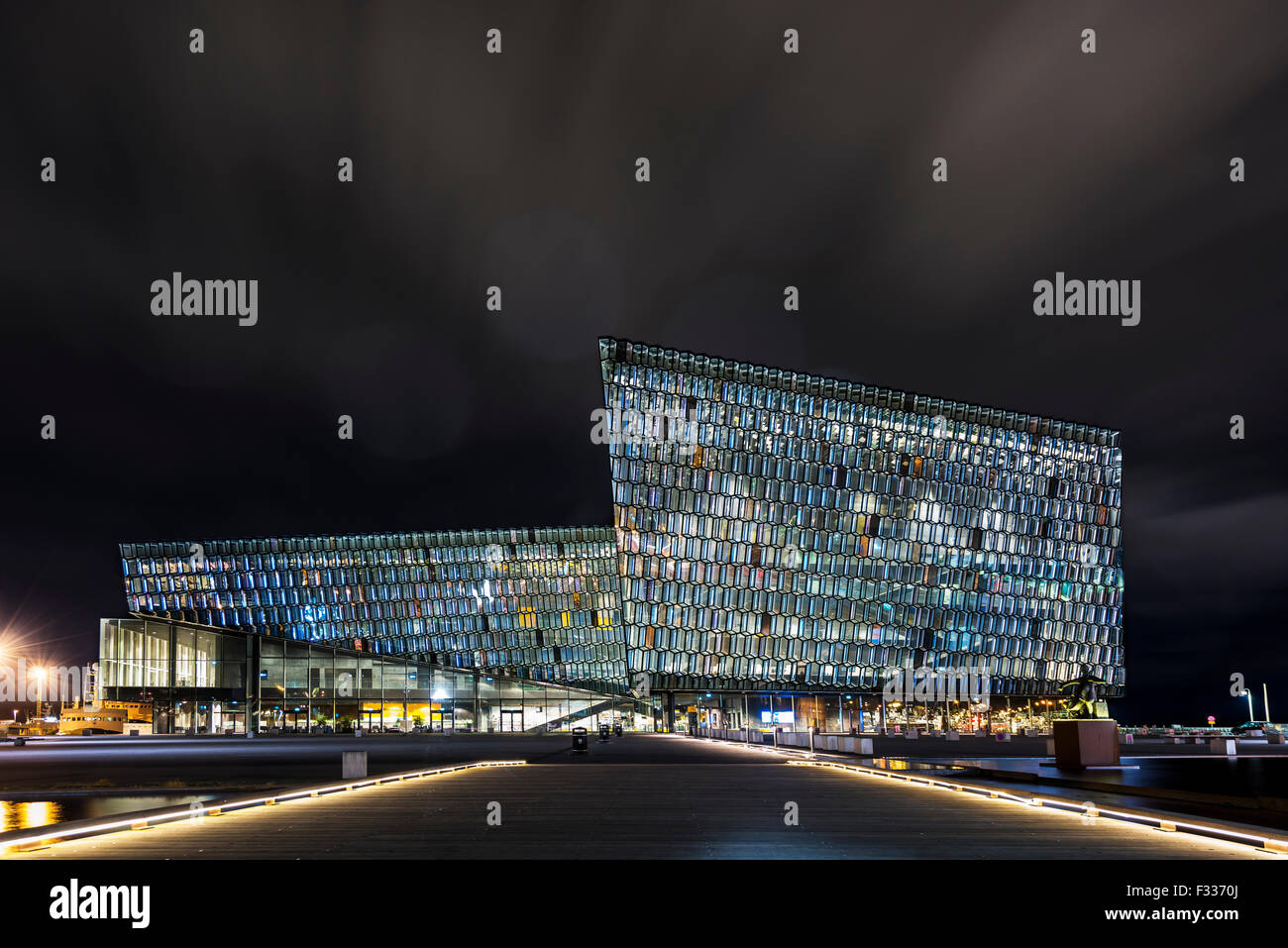 Harpa, Reykjavik Concert Hall e il centro conferenze, di notte, Reykjavík, Islanda Foto Stock